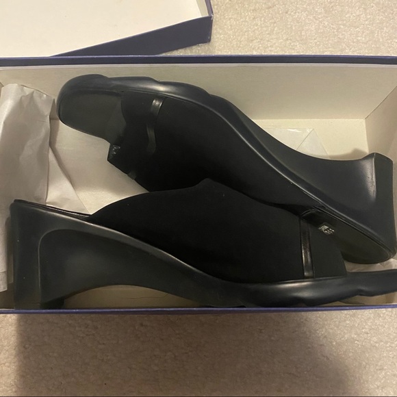 Stuart Weitzman slides - Picture 1 of 6